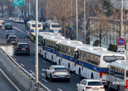 [포토] 대통령 관저 앞에 세워진 경찰버스
