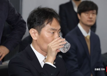 [포토] 물 마시는 이복현 금감원장