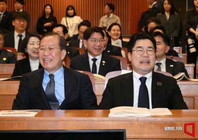 [포토] 권영세-박찬대 '웃고는 있지만'