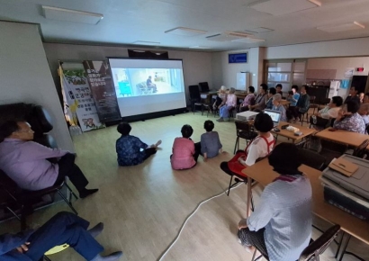 “어르신, 마을극장서 영화 한 편 보시죠!”… 영덕군, 찾아가는 마을극장