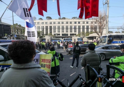 "무슨 일이 터질지 몰라"…탄핵 선고일 헌재 빼고 다 문 닫나