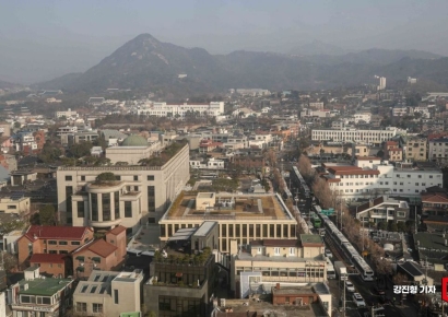 [포토] 경찰 차벽에 둘러 싸인 헌법재판소