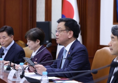 자녀 셋이면 출국 패스트트랙...양육지원금 비과세 한도 20만원으로 
