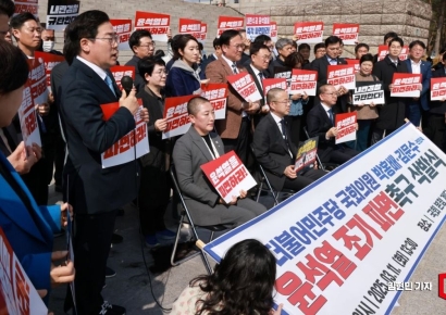 [포토] 윤석열 조기 파면 촉구 삭발식서 격려 발언하는 박찬대