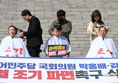 [포토] '野 초선' 박홍배·김문수·전진숙, '尹 파면' 촉구하며 삭발