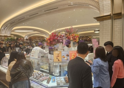 [르포]"이거 진짜 편의점빵 맞죠?"…콧대높은 백화점 뚫은 '디저트 맛집' 경쟁력