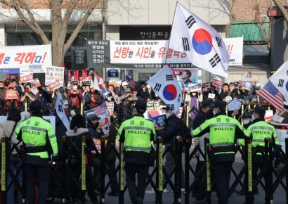 "헌재 딴짓하면 날려버리겠다"…尹 탄핵 선고 앞두고 언급한 '국민저항권' 뭐길래