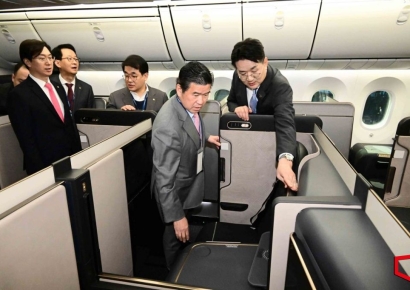 [포토] 대한항공 787-10 항공기 살펴보는 조원태 회장-제임스 김 회장