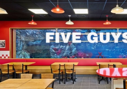 "아쿠아리움 물고기 보면서 햄버거 먹자"…116평 파이브가이즈 광교에 뜬다