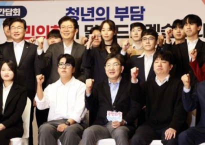 [포토] 청년들 만난 권성동 원내대표