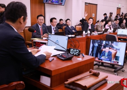 [포토]국회 법사위, 항의하는 여당 의원들