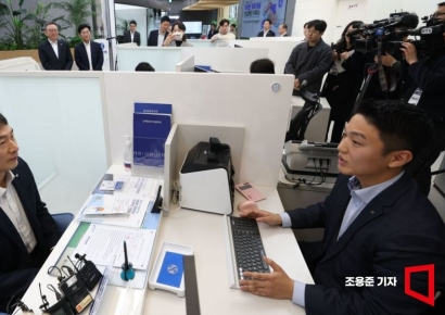 [포토] 비대면계좌개설 안심차단 설명 듣는 이복현 원장