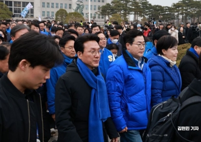 [포토] '尹 파면' 도보행진 나선 민주…박찬대 "헌재, 정의를 미루면 불의"