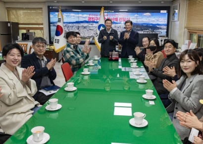 김경호 광진구청장 롯데캐슬 이스트폴 입주민으로부터 감사패 받아