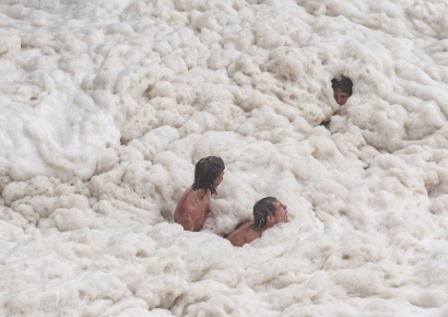 피부 접촉해도 괜찮나…'새하얀 거품'으로 뒤덮인 호주 해변