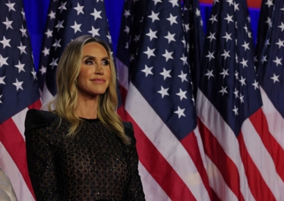 "미국인들, 트럼프·머스크 발에 키스해야"…트럼프 며느리 황당 발언