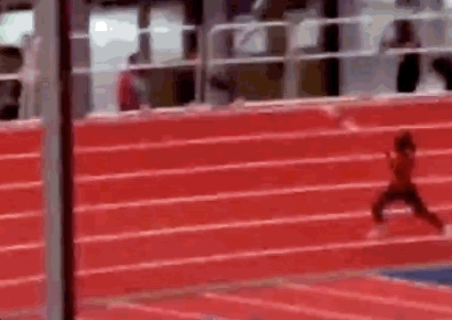 발보다 손이 먼저…美 육상선수 추월하는 선수 뒤통수 가격 