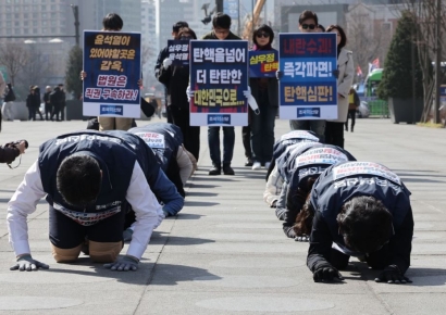 "윤석열 파면"…조국혁신당, 광화문서 헌재까지 '삼보일배'