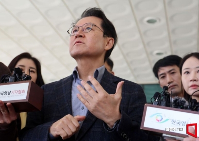 [포토] 기자회견하는 윤갑근 변호사