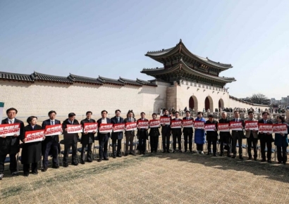 [포토] 광화문서 피켓시위 펼친 민주당 의원들