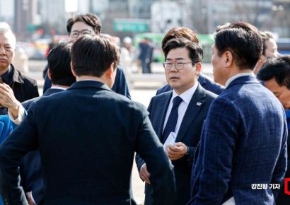 [포토] 민주당 당직자들과 의견 나누는 박찬대 원내대표