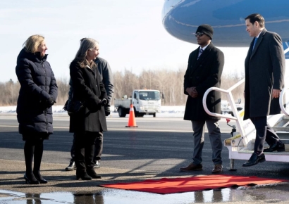 "환영 맞죠?"…美 국무장관에 초미니 레드카펫 깔아준 캐나다