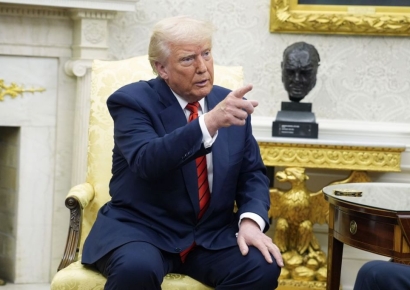 "휴대폰 좀 봅시다"…美 입국하려던 프랑스 과학자, 메시지 때문에 결국