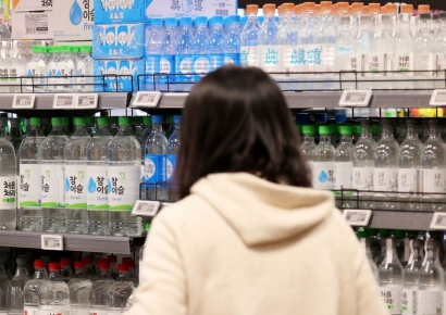 "2900억원어치 해외서 팔렸다"…K콘텐츠 인기에 소주 수출 '활짝'