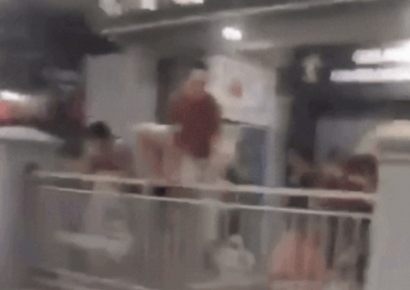 '담 넘고 지붕 달리고' 시민들도 추격전…50여명 집단탈옥한 印尼