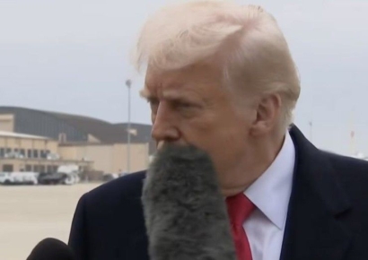 트럼프, 기자 붐마이크에 얼굴 '퍽'…4초간 노려보더니 하는 말