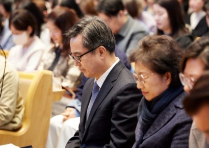 주일 예배 간 김동연 "전광훈·손현보, 예수님 뜻 참칭 말고 회개해야"