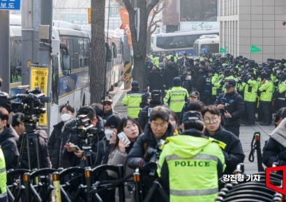 한달 초과근무만 113시간…尹 탄핵선고 지연에 경찰들 '완전 녹초'
