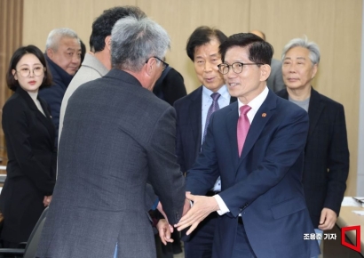 [포토] 참석자들과 인사나누는 김문수 장관