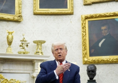 "대통령 같지 않고 왕 같다" 액자부터 리모콘까지 금으로 채워진 백악관