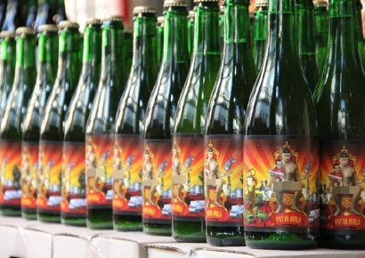 우크라군에 보급된 '푸틴 바보' 맥주…화염병 재료가 된 사연[맥주와 정치]