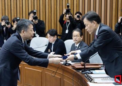 [포토] 선서문 전달하는 김광일 MBK 파트너스 부회장