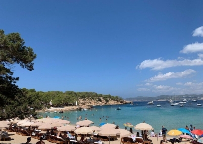 "제발 여행 오지 마세요"…바위로 길 막은 스페인 섬 주민들