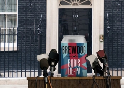 '술 파티' 총리 사임날 나온 '축하 맥주'…"업무 파티에 적합해요" 풍자[맥주와 정치]