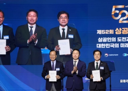 [포토] 최태원 회장, 정치권에 한국경제를 위한 제안서 전달