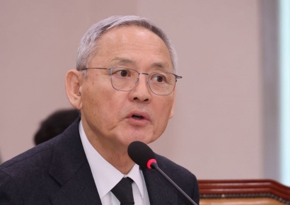 영화인들 "유인촌 장관, 영상자료원장 임명 절차 중단하라"