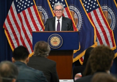 美 Fed, 기준금리 동결…"올 성장률 1.7%로 하향, 금리인하 2회 예상"