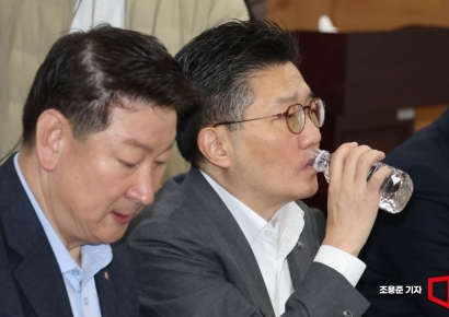 [포토] 물마시는 송철호 드림저축은행 대표