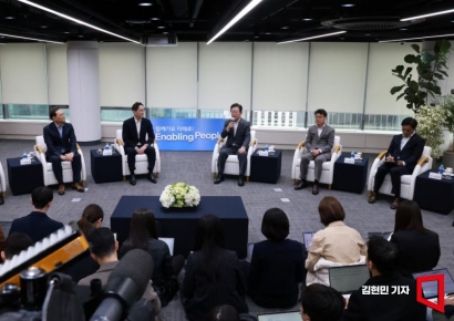 [포토] 간담회 앞서 환담하는 이재명 대표와 이재용 회장