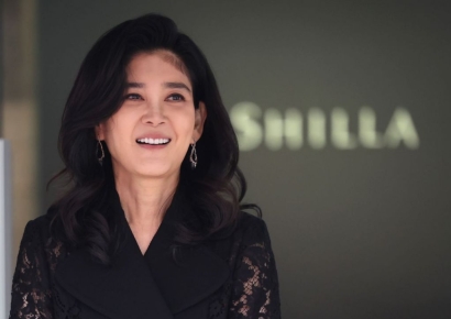 "열심히 하겠다" 90도 인사…이부진, 돌체 앤 가바나 주총 패션 '눈길'