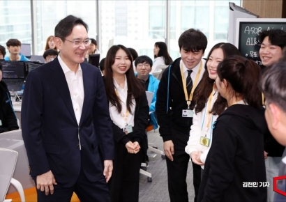 [포토] 청년들과 대화하는 이재용