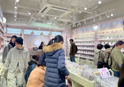 "일본보다 한국 게 더 귀여워"…김밥·계란빵 들고 명동 휩쓰는 외국인들