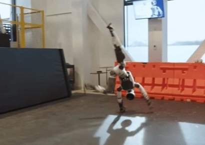 '허이짜' 옆구르기에 비보잉까지…사람보다 유연한 '현대차계 휴머노이드 로봇'