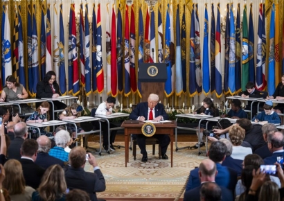 트럼프, '교육부 해체' 행정명령 서명…서명식에 학생들 동원