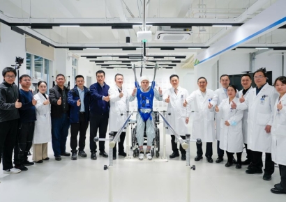 '소름돋는 기술력'…"2년 척수마비 환자, 하루 만에 움직였다"