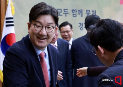 [포토] 원내대책회의 참석하는 권성동